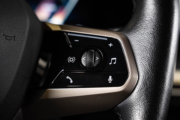 BMW iX 24 of 30