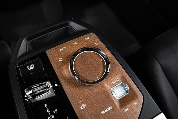 BMW iX 28 of 30