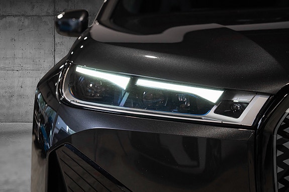 BMW iX 4 of 30