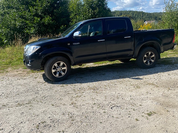 Toyota HiLux 2 of 25