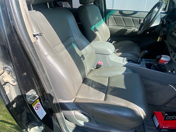 Toyota HiLux 4 of 25