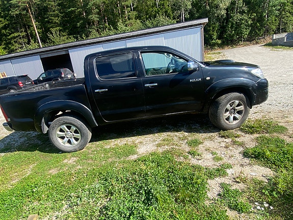Toyota HiLux 3 of 25