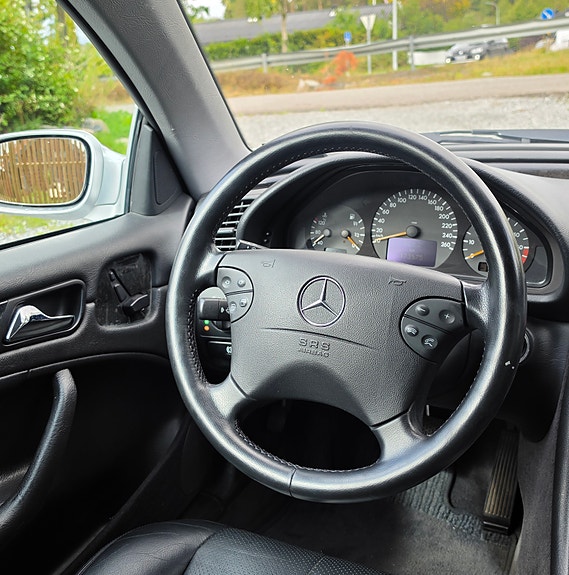 Mercedes-Benz CLK230 16 of 30