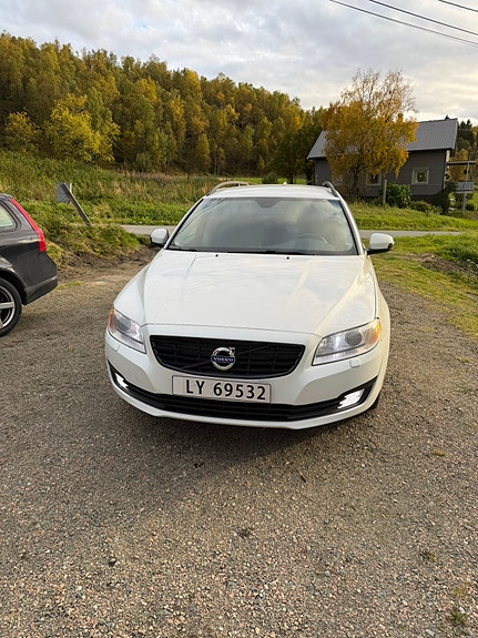 Volvo V70 2 of 8