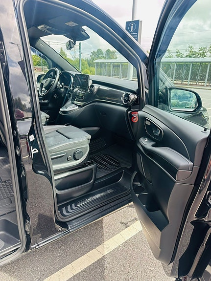 Mercedes-Benz EQV300 11 of 14