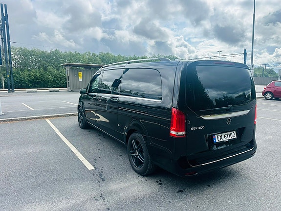 Mercedes-Benz EQV300 2 of 14