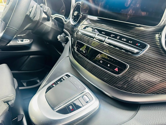 Mercedes-Benz EQV300 9 of 14
