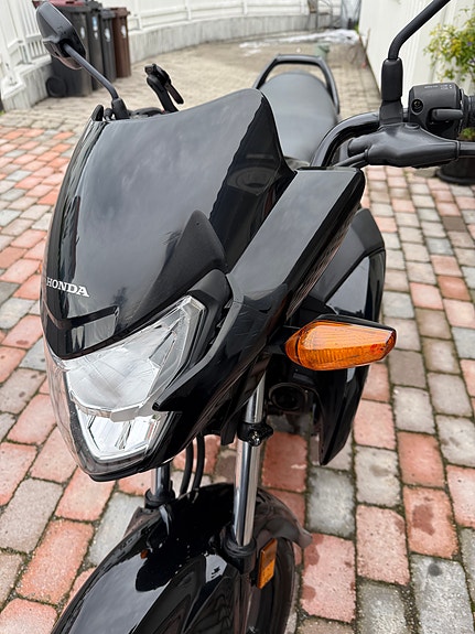 Honda CB 125F 5 of 9