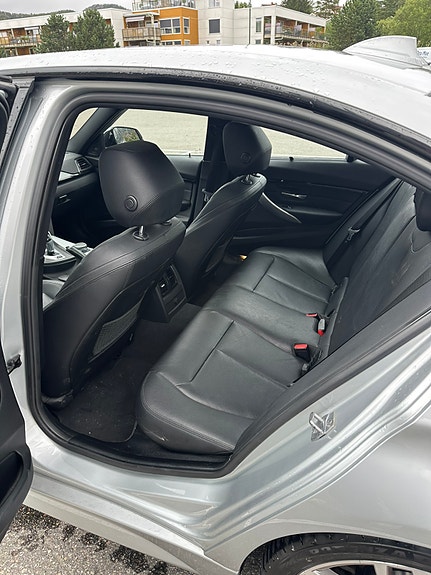 BMW 330e 11 of 15