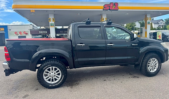 Toyota HiLux 2 of 12
