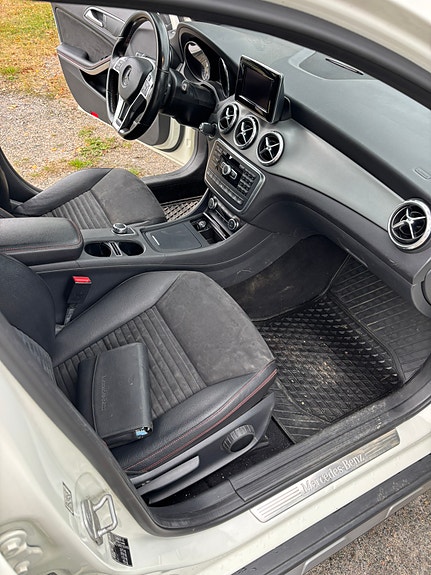 Mercedes-Benz GLA200 6 of 11