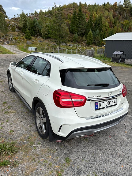 Mercedes-Benz GLA200 3 of 11