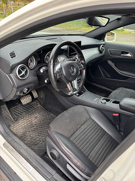 Mercedes-Benz GLA200 7 of 11