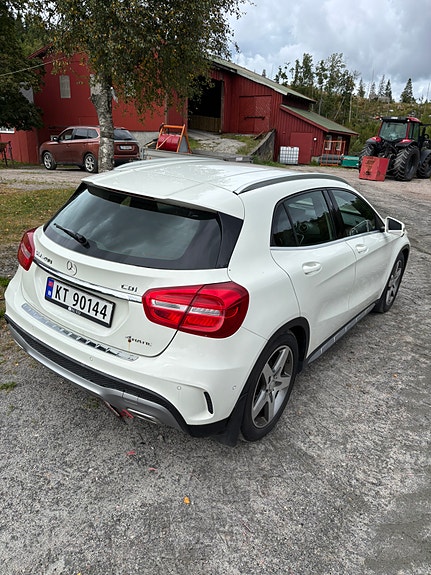 Mercedes-Benz GLA200 4 of 11