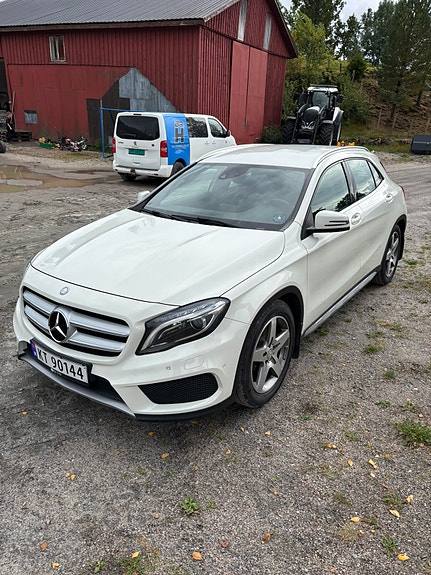 Mercedes-Benz GLA200 2 of 11
