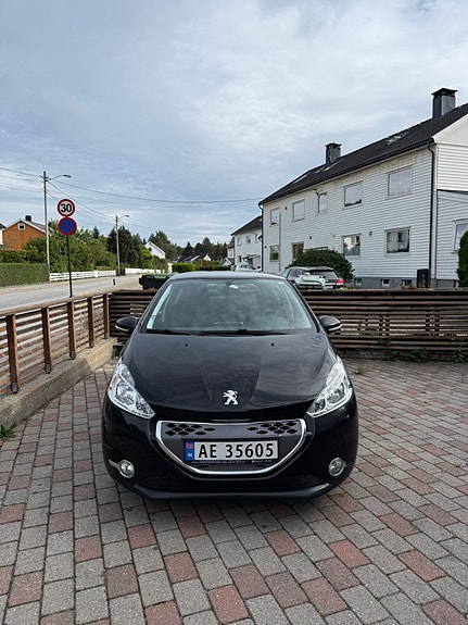 Peugeot 208 2 of 17
