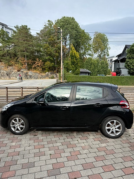 Peugeot 208 3 of 17