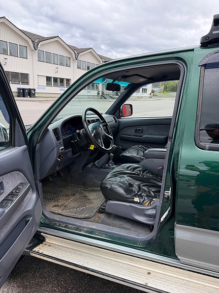 Toyota HiLux 4 of 30