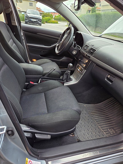 Toyota Avensis 4 of 10
