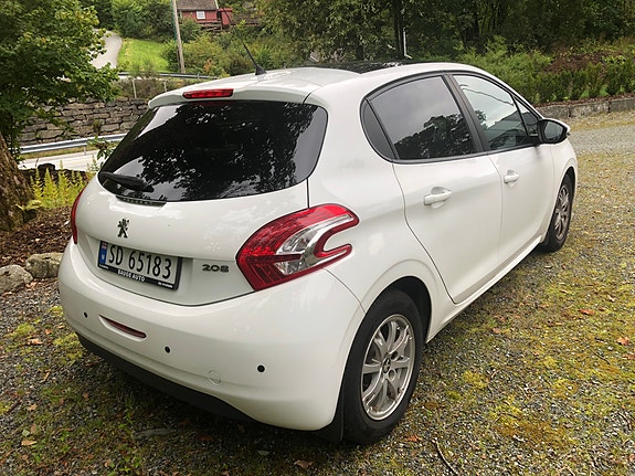 Peugeot 208 3 of 14