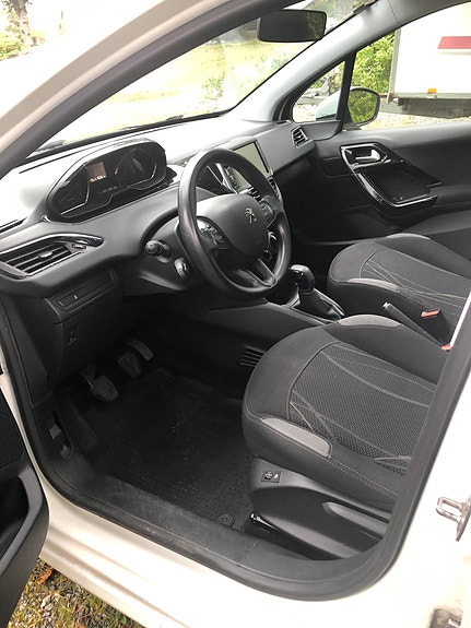 Peugeot 208 11 of 14