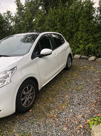 Peugeot 208 4 of 14