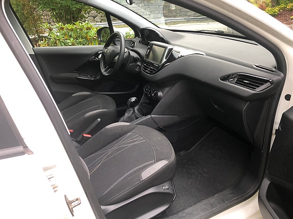 Peugeot 208 7 of 14