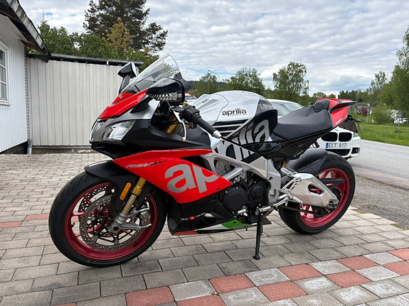 Aprilia RSV4 RF 4 of 5