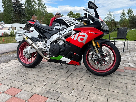 Aprilia RSV4 RF 2 of 5