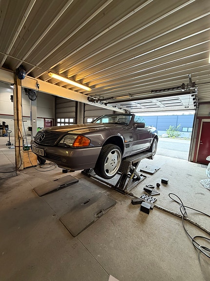 Mercedes-Benz SL300 9 of 24