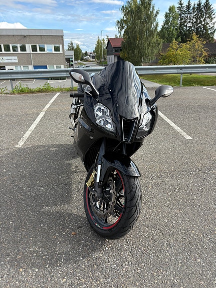 Aprilia RSV 1000 R 4 of 11