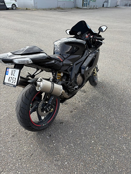 Aprilia RSV 1000 R 9 of 11