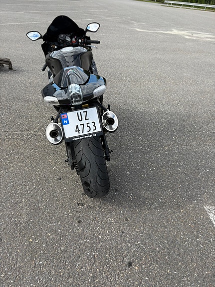 Aprilia RSV 1000 R 8 of 11