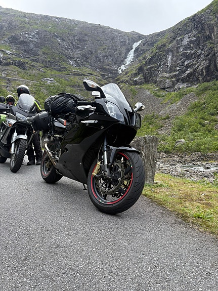 Aprilia RSV 1000 R 2 of 11
