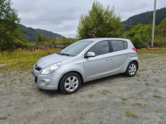 Hyundai i20 2 of 16