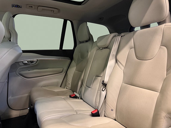 Volvo XC90 10 of 30