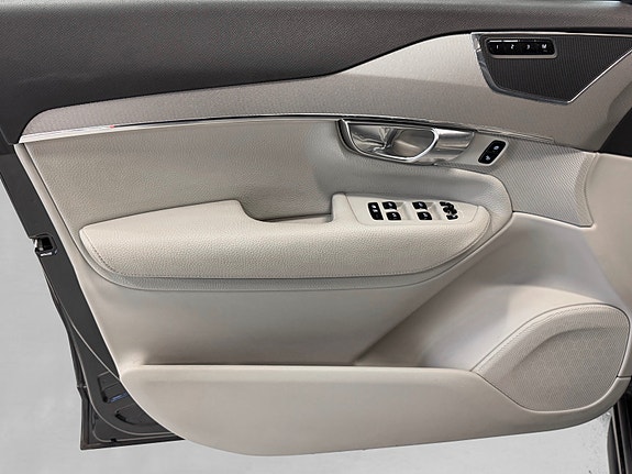 Volvo XC90 26 of 30