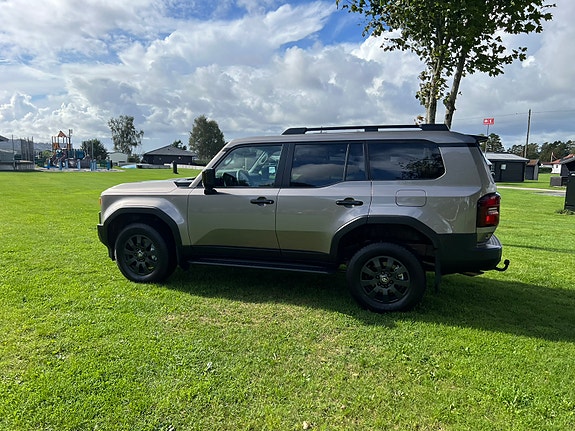 Toyota Land Cruiser 12 of 30