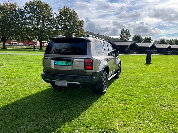 Toyota Land Cruiser 8 of 30