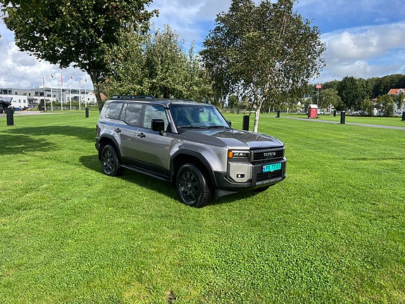 Toyota Land Cruiser 2 of 30