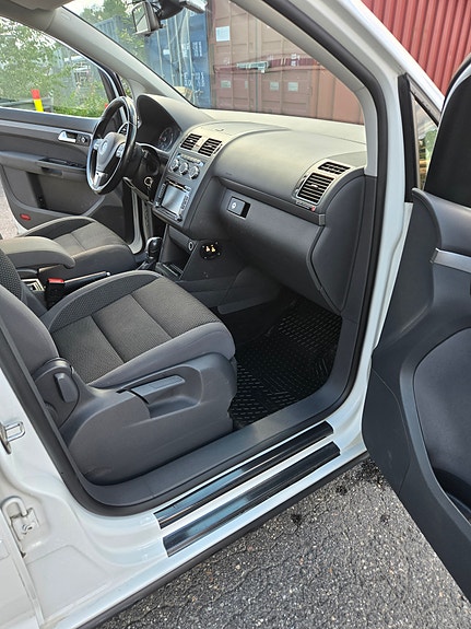 Volkswagen Touran 8 of 16