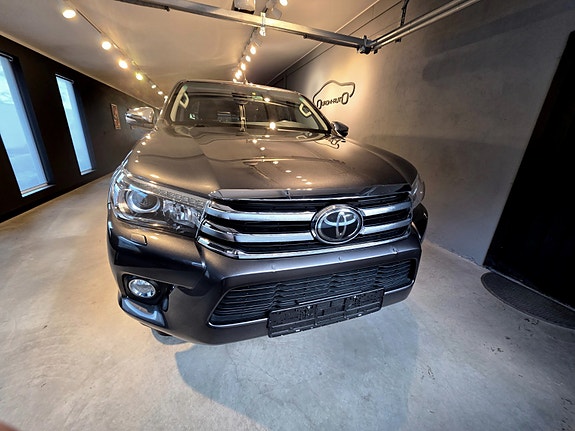 Toyota HiLux 3 of 26