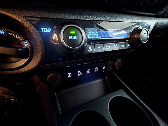 Toyota HiLux 14 of 26