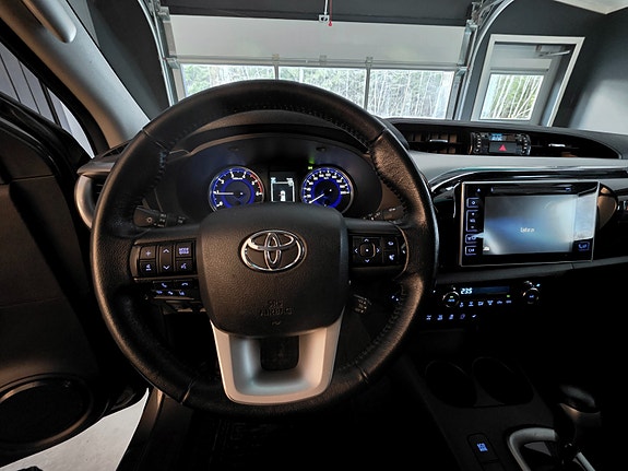 Toyota HiLux 12 of 26