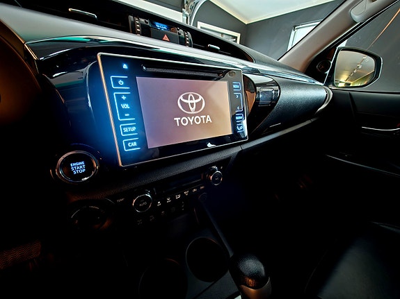 Toyota HiLux 16 of 26