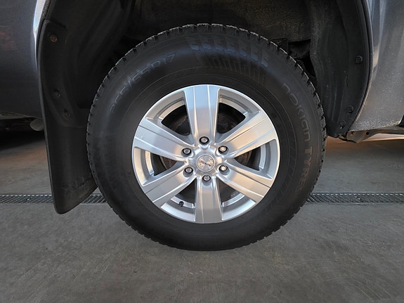 Toyota HiLux 23 of 26