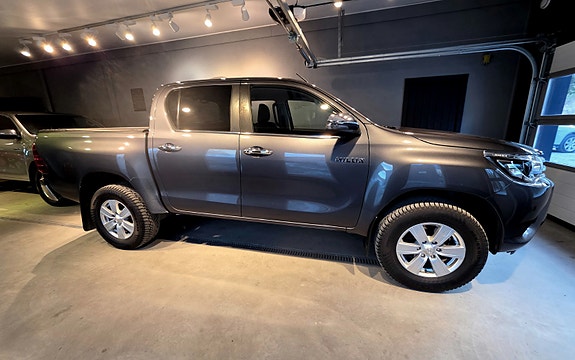 Toyota HiLux 2 of 26