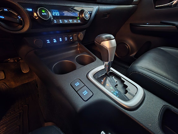 Toyota HiLux 17 of 26