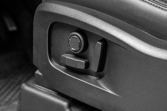 Land Rover Defender 110 30 of 30