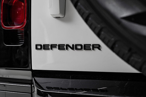 Land Rover Defender 110 18 of 30